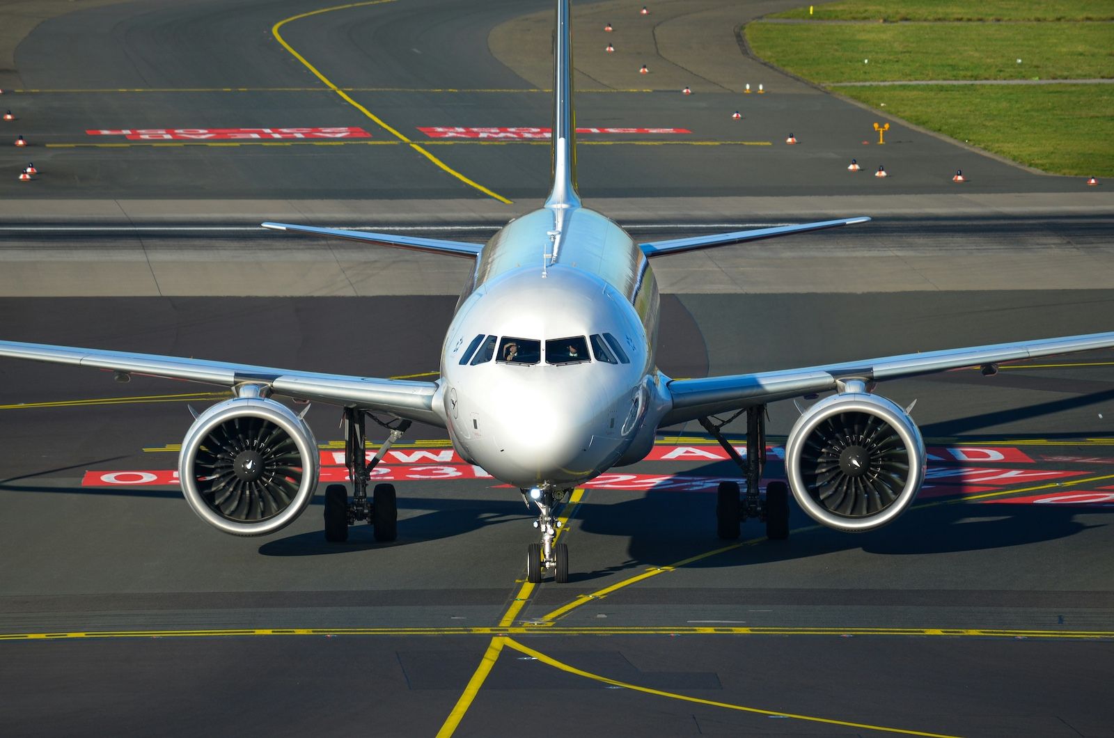 mōvit aircraft on the tarmac